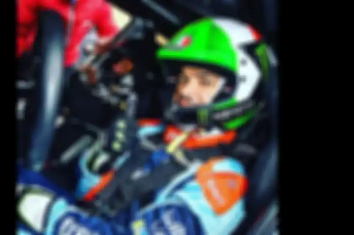 Murid Valentino Rossi Franco Morbidelli ngegas mobil reli pakai helm keren dan ogah kalah mentereng pakai helm di MotoGP
