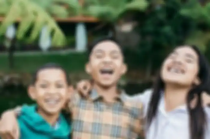 Kebersamaan Betrand Peto bersama adik dan kakak perempuannya 