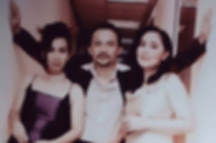 Iyut Bing Slamet bersama saudaranya, Adi Bing Slamet (tengah).