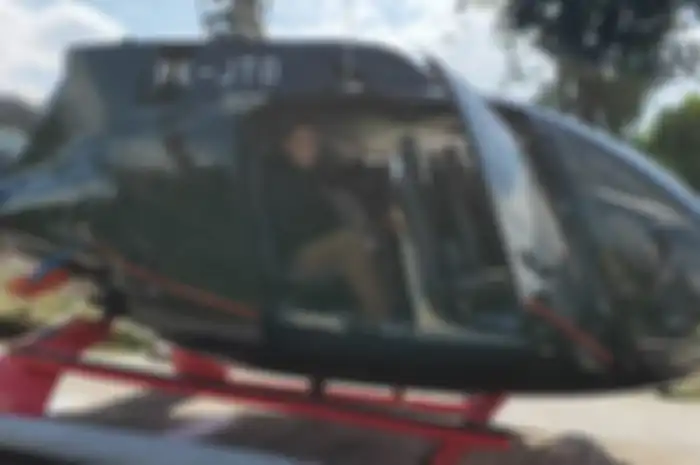 Ketua KPK Firli Bahuri menumpangi helikopter dalam perjalanannya di Sumatera Selatan, Sabtu (20/6/2020).