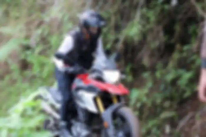 Ariel Noah saat naik BMW G 310 GS