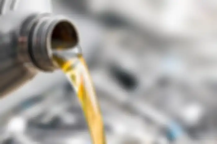Ilustrasi oli motor. Bikers masih bingung maksudnya oli palsu dijual bebas, botol kemasan oli yang palsu atau isinya yang dipalsukan? 