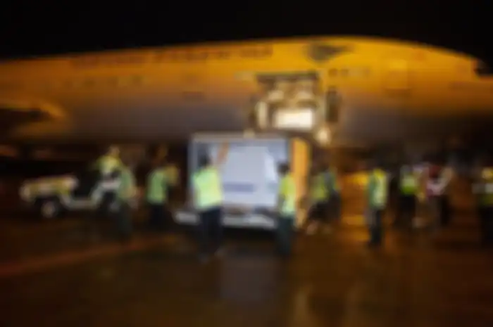 Petugas menurunkan kontainer berisi vaksin COVID-19 saat tiba di Bandara Soekarno-Hatta, tangerang, Banten, Minggu (6/12/2020). Sebanyak 1,2 juta dosis vaksin COVID-19 buatan perusahaan farmasi Sinovac, China, tiba di tanah air untuk selanjutnya akan diproses lebih lanjut ke Bio Farma selaku BUMN pr