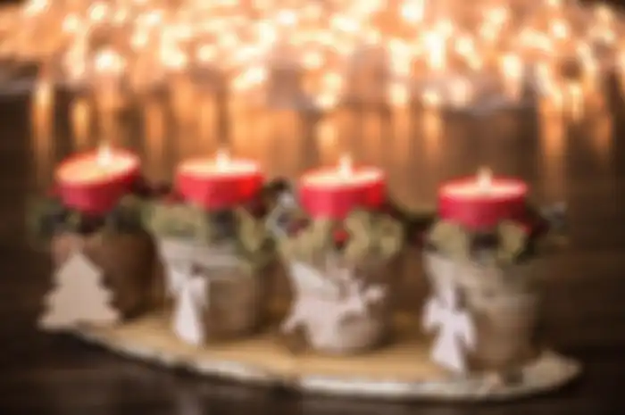 Ilustrasi daun kering juga bisa jadi giasan pada lilin sambut Natal.