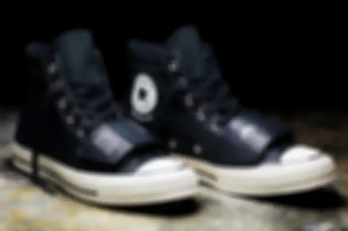Sneakers Converse, santai bisa buat riding juga keren nih bro. Bikers pasti paham sepatu merek Converse.