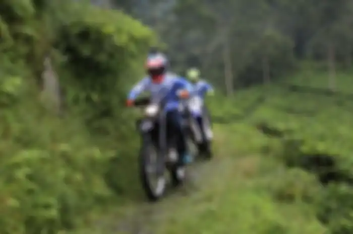 Akbar Taufan dan Wawan Tembong saat ajarin bikers naik Yamaha WR 155R