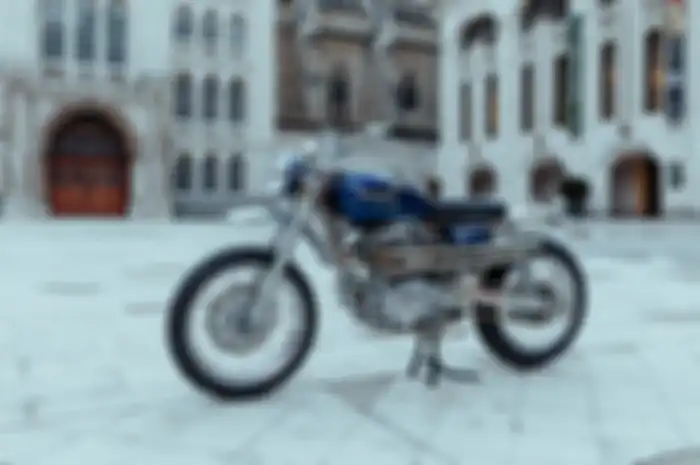 Modifikasi motor Kawasaki W650 ala desert sled.