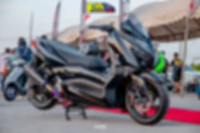 Modifikasi motor Yamaha XMAX 300 bodi dominan hitam, kalem namun sporty.