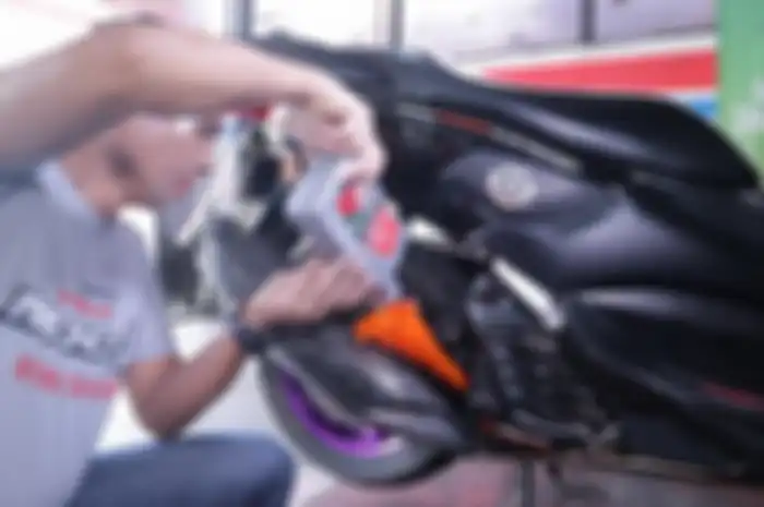 Kapan waktu yang tepat untuk mengganti oli motor, berdasarkan kilometer atau waktu pakainya? Begini kata ahlinya.