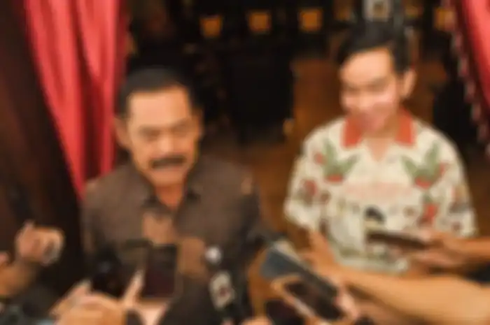 FX Hadi Rudyatmo melayani wartawan didampingi Gibran Rakabuming Raka usai pertemuan di Lodji Gandrung, Jalan Slamet Riyadi, Solo, Rabu (18/9/2019). 