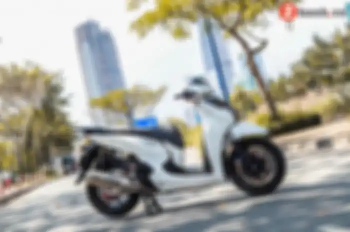 Modifikasi motor Honda SH300i bertabur part mewah plus kaki gahar.