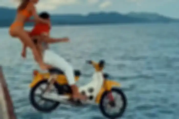 Tokoh Bali, Niluh Djelantik ikut komentari peristiwa dua orang wisatawan asing alias bule yang nyeburin Honda C70 ke laut.