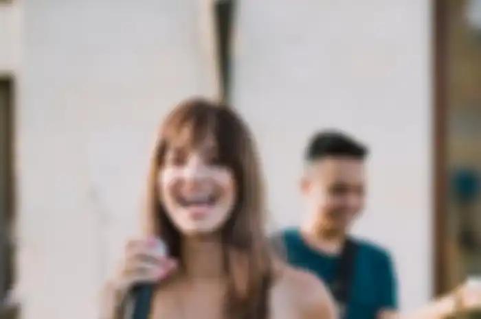 Penampilan seksi Nia Ramadhani kenakan busana off shoulder pamer bahu putih mulus saat di pesta ultah anaknya