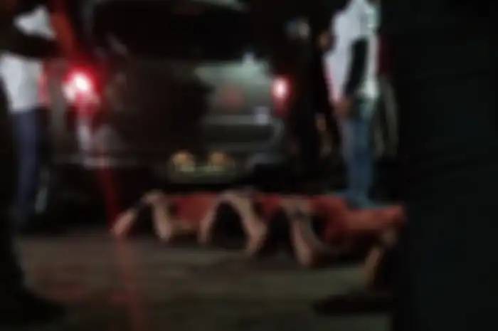 Adegan penggeledahan para rekonstruksi kasus penembakan enam anggota FPI di rest area KM 50 tol Jakarta-Cikampek, Senin (14/12/2020) dini hari.