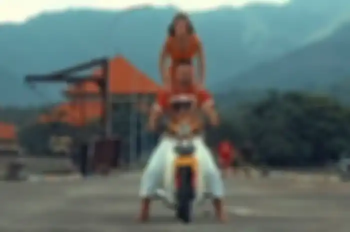 Fakta unik bule nyeburin motor bebek Honda C70 ke laut di Bali