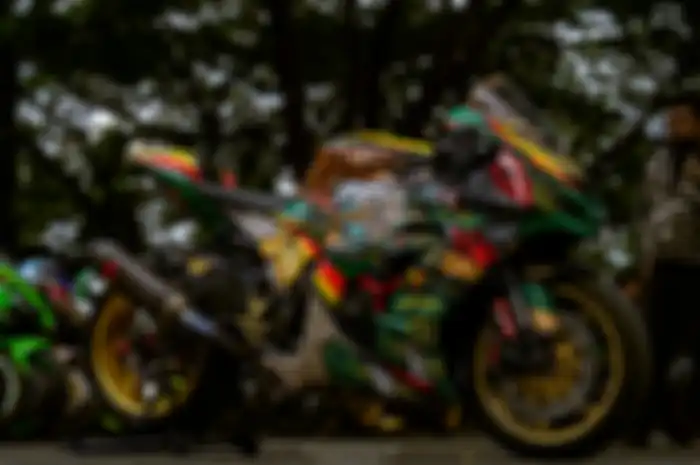Kawasaki Ninja ZX-10R lawas kena modifikasi, tampil unik dengan bodi nyentrik.