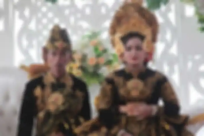 Foto bersama pasangan pengantin Dedi dan Lestari, pengantin yang sempat viral lantaran menangis saat kedatangan mantan.