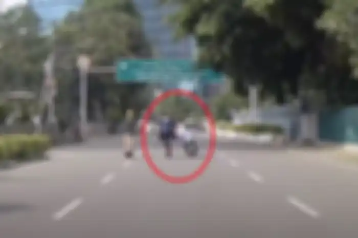 Rider Skuter Listrik Ini Kena Begal Ketika CFD di Sudirman, HP Langsung Ditarik