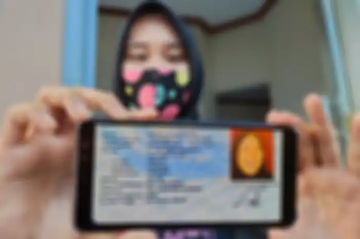 Nadila Suhendar (19) pemilik KTP asal Kota Tasikmalaya, Jawa Barat, berfoto gadis cantik tertawa lepas saat ditemui di rumahnya Jalan RE Martadinata Kota Tasikmalaya, Selasa (15/12/2020).