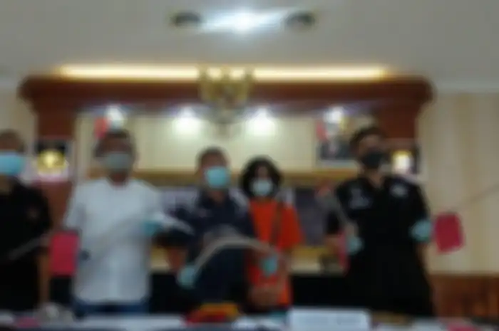 Jajaran Polres Sleman menunjukkan barang bukti senjata tajam yang diamankan bersama dengan pelajar yang hendak tawuran saat jumpa pers di Mapolres Sleman, Rabu (16/12/2020). 