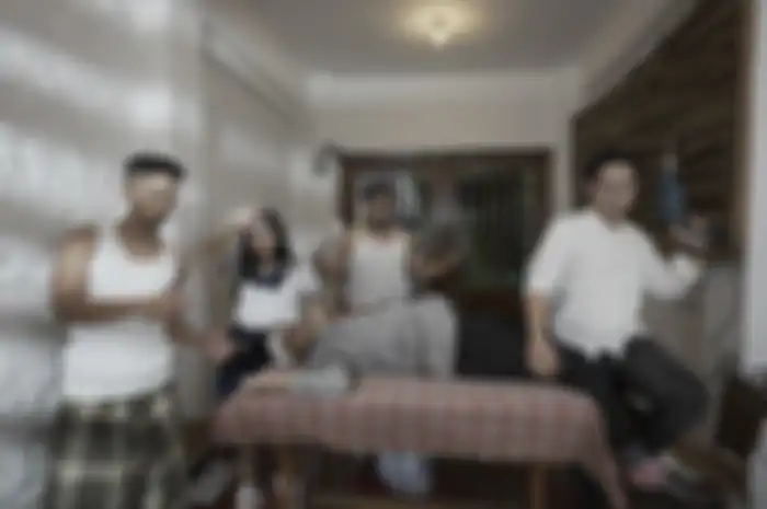 Potret saat adegan dalam video clip 'Jentaka' oleh For Revenge bareng para komika dari Majelis Lucu Indonesia