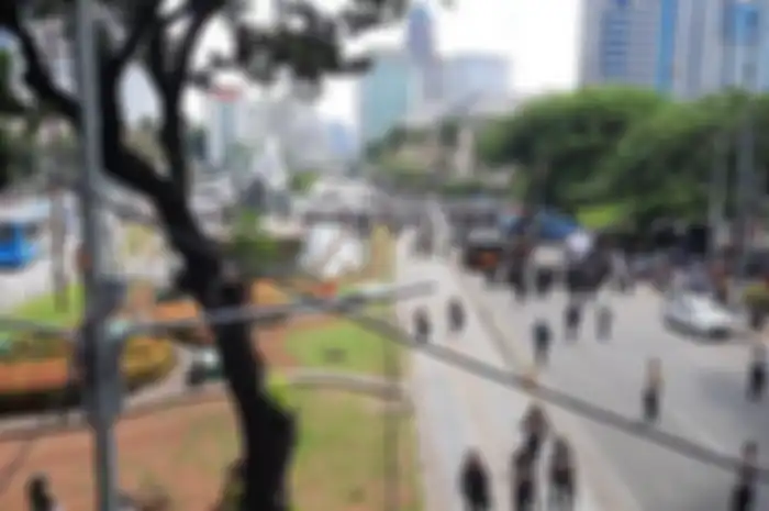 Massa aksi 1812 dibubarkan polisi saat mencoba gelar unjuk rasa di Patung Kuda, Gambir, Jakarta Pusat, Jumat (18/12/2020). 