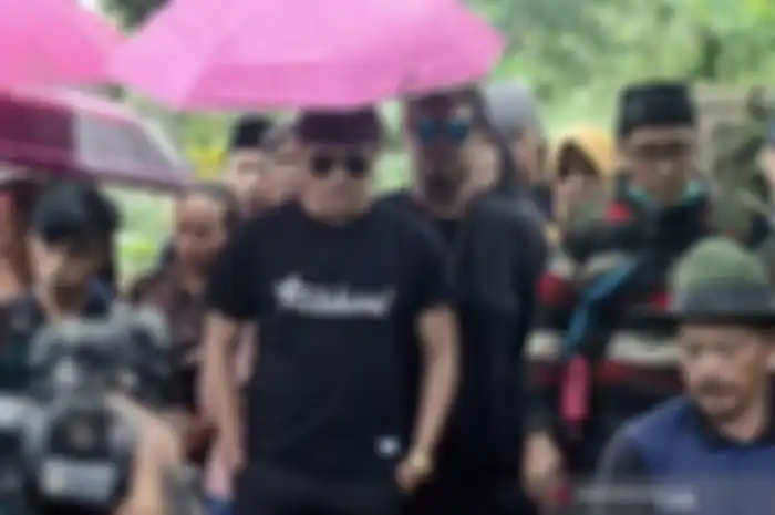 Rizky Febian saat menyaksikan proses pemakaman ibunya yang dipindahkan ke TPU Nagrog, Kota Bandung, Kamis (9/1/2020)