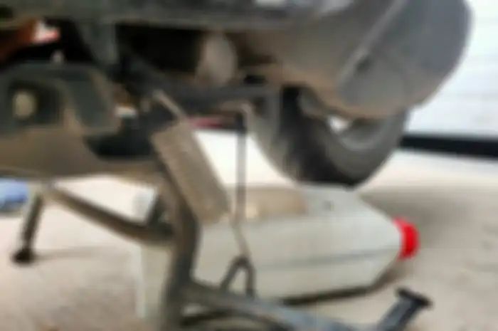 Ilustrasi. Oli mesin motor bekas ternyata bisa jadi cuan di tangan pengepul.