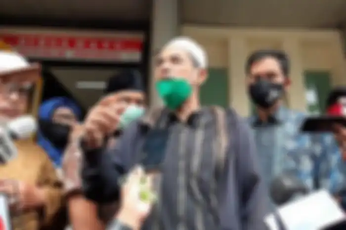 Orangtua enam anggota Laskar Khusus FPI yang tewas ditembak polisi di KM 50 Jalan Tol Jakarta - Cikampek memberikan bukti-bukti kondisi jenazah kepada Komnas HAM RI, Menteng, Jakarta Pusat pada Senin (21/12/2020) 