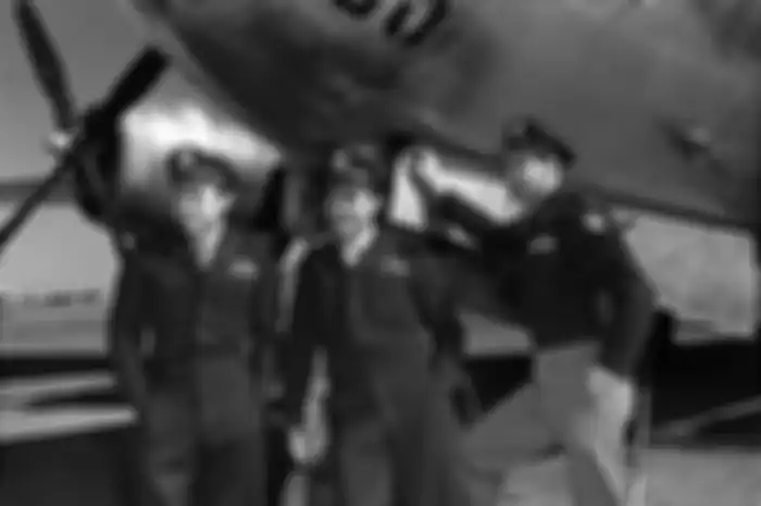 Van Kirk (kiri) berfoto dengan pilot Kolonel Paul Tibbets dan pembom Mayor Thomas Ferebee setelah menjatuhkan bom atom di Hiroshima