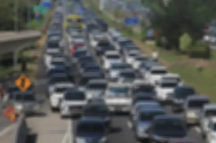 Kendaraan pemudik memadati jalur tol Palikanci, Tegalkarang, Cirebon, Jawa Barat, Minggu (9/6/2019). 