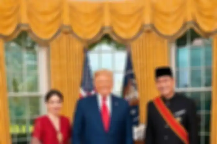 Bianca Adinegoro terlihat cantik menggunakan kebaya berwarna merah maroon saat suaminya Muhammad Lutfi bertemu Donald Trump.
