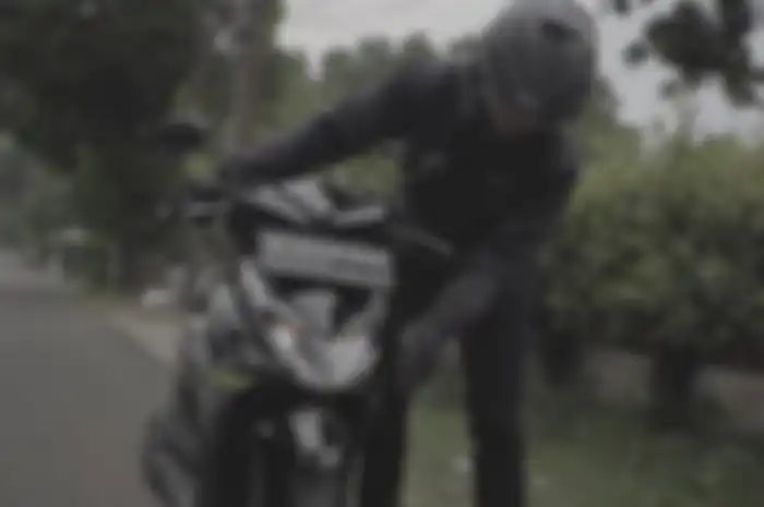 Berkendara dengan keadaan lampu motor mati bisa mengakibatkan kecelakaan.