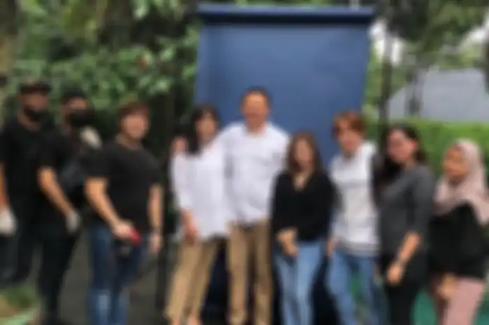Puput Nastiti Devi dan Ahok bersama tim FD Photography saat sesi pemotretan.