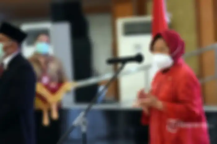 Menteri Sosial, Tri Rismaharini memberikan kata sambutan pada acara serah terima jabatan Menteri Sosial di Kantor Kementerian Sosial, Jakarta Pusat, Rabu (23/12/2020). 
