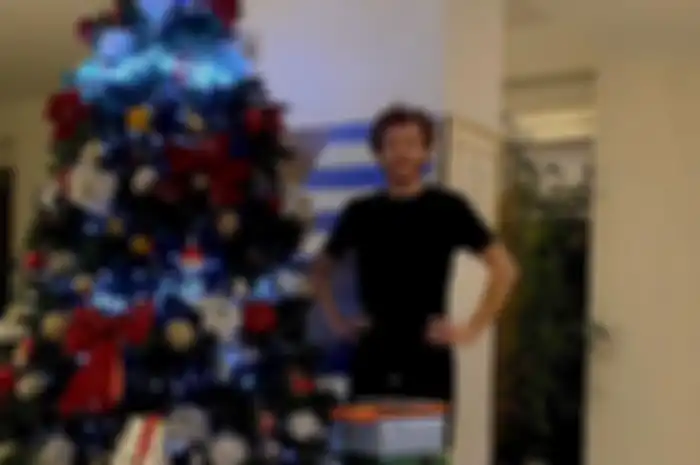 Ucapan Natal dari Valentino Rossi, Pose Bareng Rossano dan Pohon Natal