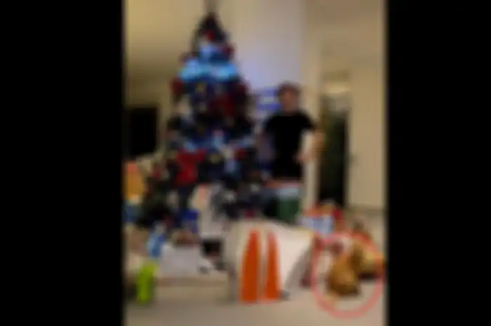 Valentino Rossi dan Rossano (dalam bulatan merah) mengucapkan selamat Natal untuk fanatikan MotoGP