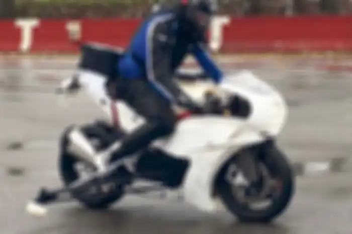 Bimota KB4 dites di jalan.