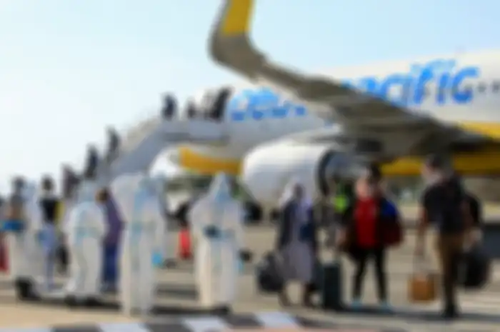 Penanganan pandemi Covid-19 di Timor Leste. Tim penyambut berhazmat standby di air port.