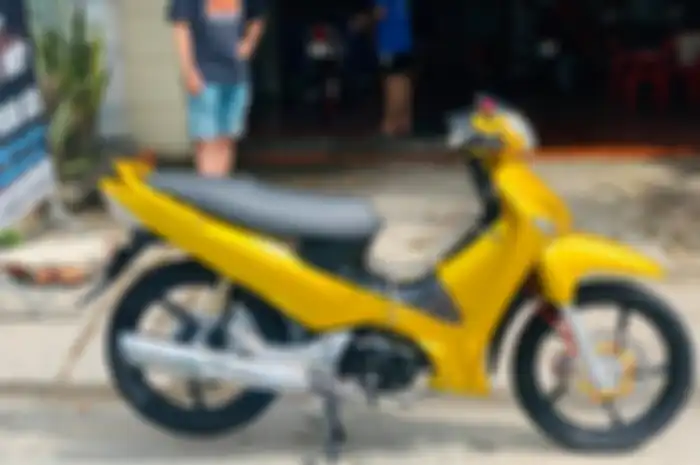 Modifikasi motor Honda Supra X 125 dengan kelir bodi full emas plus aksesoris mewah.