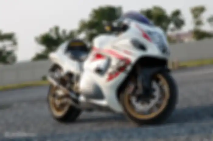 Modifikasi motor Suzuki GSX-1300R Hayabusa, kokpit dan kaki spesial, bertabur part hedon!
