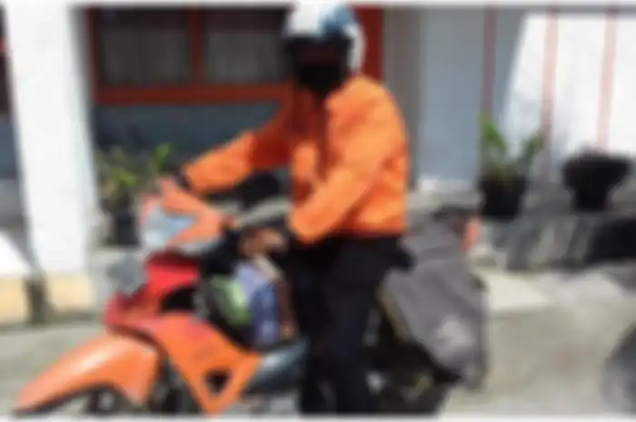 Ilustrasi tukang pos antar bantuan langsung tunai atau BLT
