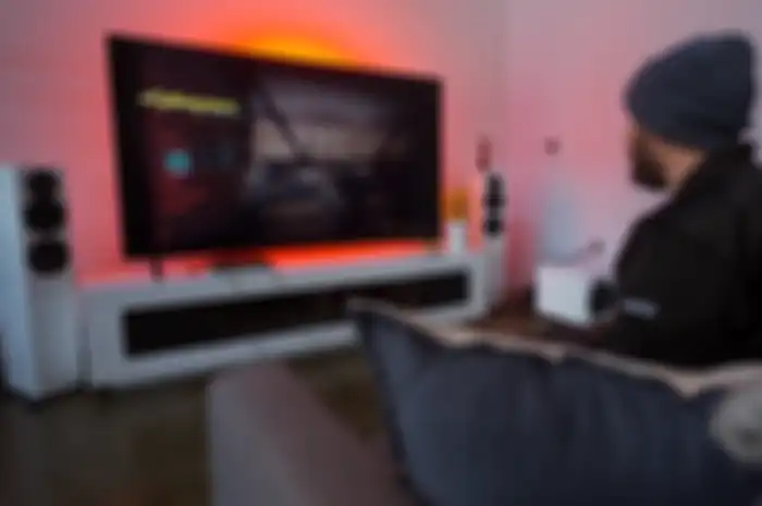 Ilustrasi bermain game Cyberpunk 2077 di konsol game Atari