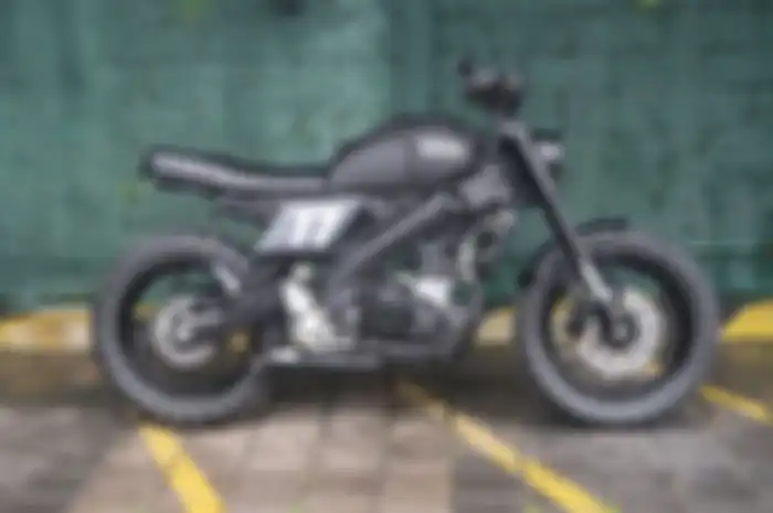 Modifikasi motor Yamaha XSR 155 jadi scrambler kepunyaan Irfan Bachdim.