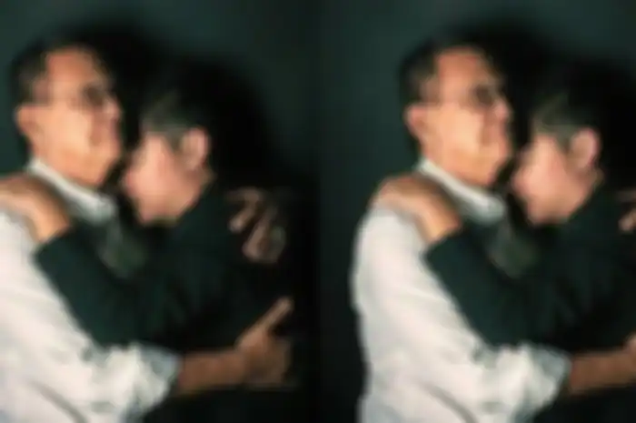 Foto yang sangat menyentuh saat Roy Marten memeluk Gading Marten, anaknya. Foto itu serasa pas dengan kondisi Gading Marten saat ini dan cara Roy Marten menenangkannya. 