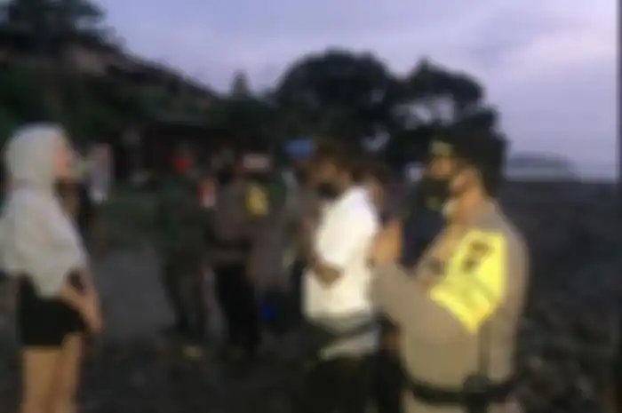 Tim Gabungan dari unsur Polsek Selemadeg Barat, Kecamatan, Kelian Dinas dan Adat, serta Linmas Desa Lalanglinggah, melakukan pembubaran sekelompok wisatawan asing yang berencana melakukan kegiatan perayaan tahun baru dengan api unggun atau menimbulkan kerumunan di Objek Pantai Balian, Desa Lalanglinggah, Kecamatan Selemadeg Barat, Tabanan, Kamis (31/12/2020) malam. 