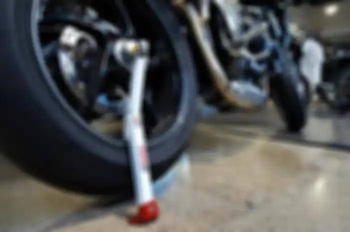 Unik, standar paddock satu kaki SnapJack SS, khusus untuk motor mono arm.