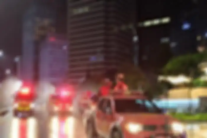 Sejumlah petugas pemadam kebakaran (Damkar) DKI Jakarta menyemprotkan cairan disinfektan di sepanjang Jalan MH Thamrin-Sudirman, Jakarta Pusat, Kamis (31/12/2020) malam. 