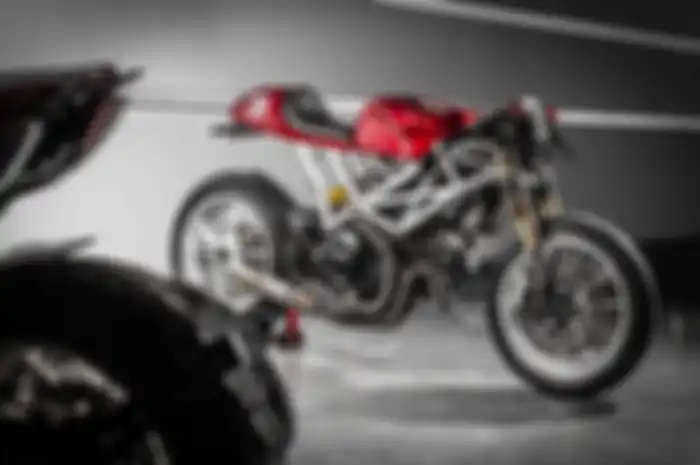 Modifikasi Ducati Monster 1100 EVO, bodi telanjang, bergaya ala cafe racer modern.
