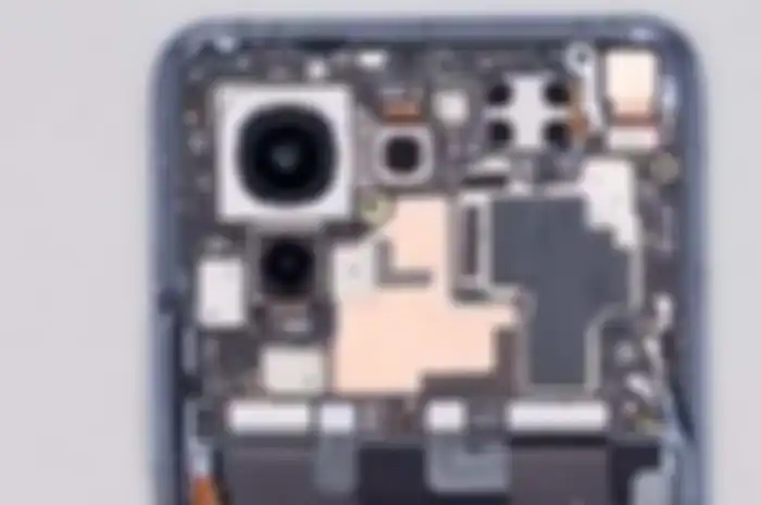 Tangkapan layar video bongkar dalaman (teardown) Xiaomi Mi 11.